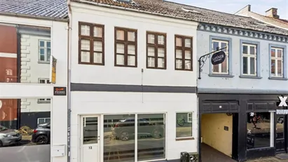 Investeringsejendom med bolig- og erhvervslejemål midt i Kol Investeringsejendom med bolig- og erhvervslejemål midt i Kol